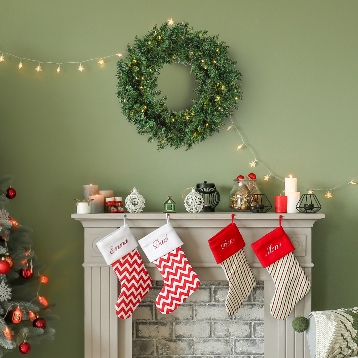 55CM Pre-lit Artificial Christmas Wreath 50 Warm White LEDs, Battery Powered, Indoor Festive Decoration